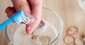 3 Astuces pour nettoyer vos bijoux à la maison et les faire briller