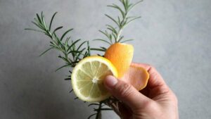 Découvrez comment parfumer la maison avec un citron et un brin de romarin.