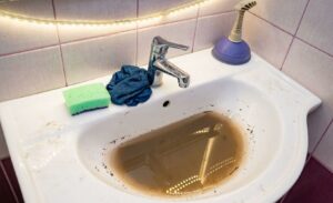 déboucher une canalisation