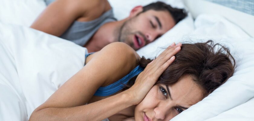 Quelques astuces pour dormir à côté d’un ronfleur