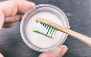 Faites blanchir vos dents jaunies en moins de 5 minutes