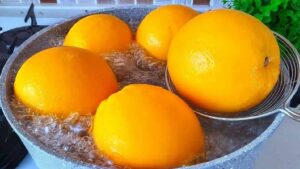 Mettez de l’orange dans de l’eau bouillante et admirez le résultat