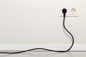 6 astuces pour cacher les fils électriques de la maison