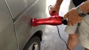 Comment réparer facilement une petite bosse sur une portière de voiture