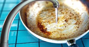 Pourquoi vous ne devriez jamais laver une poêle encore chaude ?