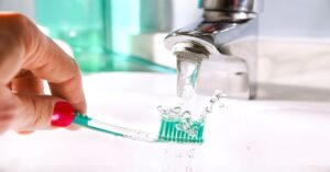 Pourquoi ne faut-il pas mouiller sa brosse à dents avant le brossage