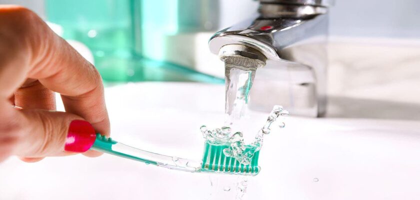 Pourquoi ne faut-il pas mouiller sa brosse à dents avant le brossage