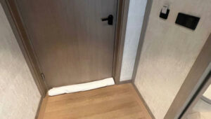 Pourquoi placer une serviette sous la porte de votre chambre d'hôtel