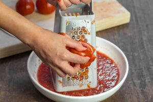 Râper ses tomates pour une sauce maison express