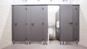 les portes des WC ne touchent pas le sol