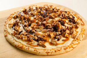 pizza-sucree-au-chocolat-caramel-et-snickers