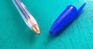 le trou dans le capuchon du stylo 