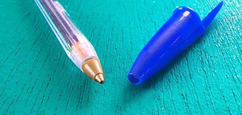 le trou dans le capuchon du stylo