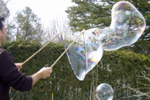 Comment faire des bulles à savon géantes