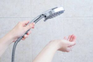 L’astuce de grand-mère qui redonne vie à ta pomme de douche et booste la pression