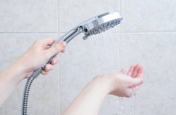 L’astuce de grand-mère qui redonne vie à ta pomme de douche et booste la pression