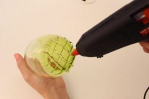 Elle applique de la colle chaude sous une verre! Attendez de voir ce qu'elle en fait!