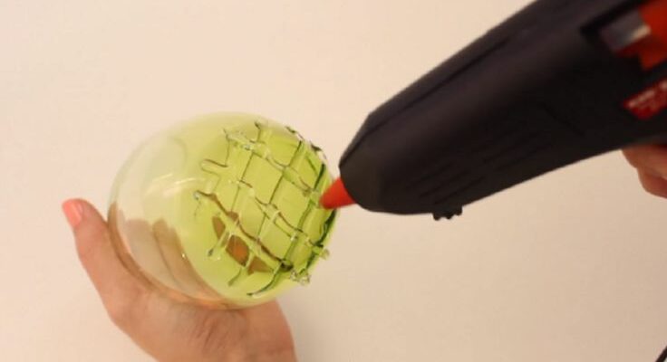 Elle applique de la colle chaude sous une verre! Attendez de voir ce qu'elle en fait!