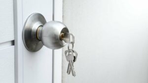 laisser la clé dans la porte la nuit