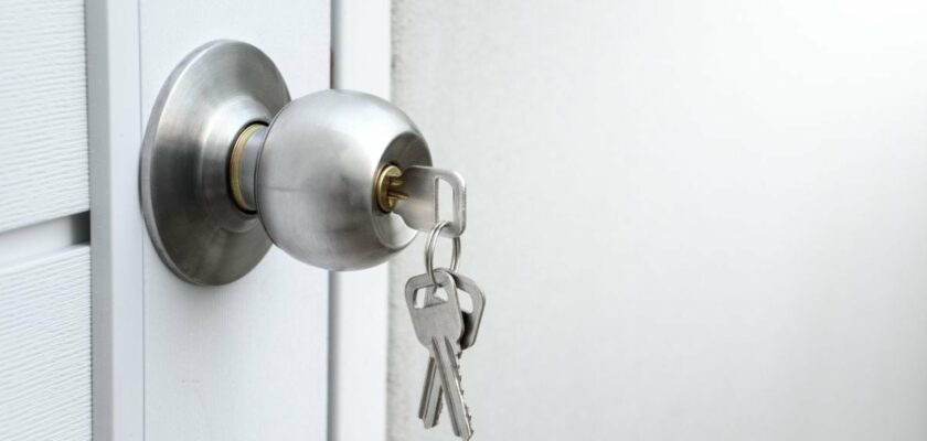 laisser la clé dans la porte la nuit