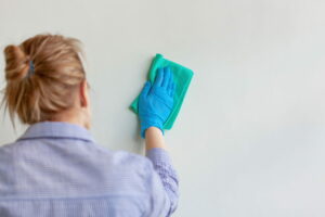 Des astuces malines pour effacer les traces sur vos murs sans toucher à la peinture