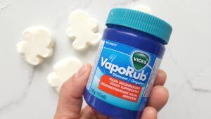 Eau et Vicks VapoRub sous la douche