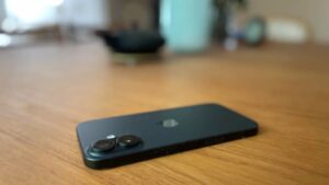 Pourquoi tant de gens posent leur téléphone face contre la table