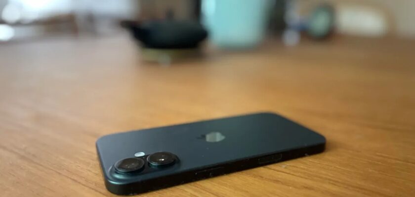 Pourquoi tant de gens posent leur téléphone face contre la table