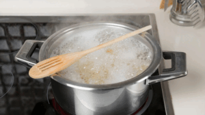 Une utilisation simple et pratique de l’eau chaude avec une cuillère