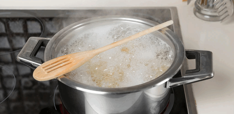 Une utilisation simple et pratique de l’eau chaude avec une cuillère