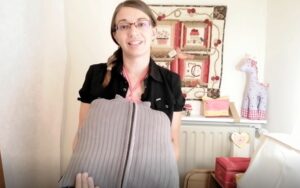 Transformer un pull en coussin déco