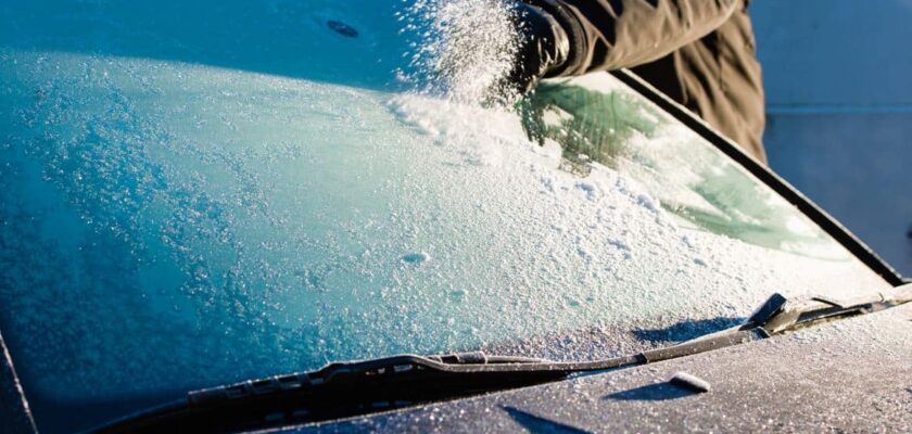 Astuce efficace pour dégivrer rapidement un pare-brise gelé en hiver 