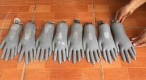 Créez des Pots de Fleurs Uniques avec de Vieux Gants et du Ciment