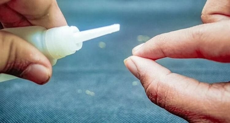 Découvrez des méthodes simples et efficaces pour enlever la super glue des doigts sans abîmer la peau eau chaude, acétone, huile et astuces pratiques