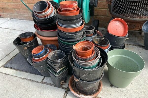 Vous avez des pots en plastique qui traînent Ne les jetez pas, transformez-les en objets utiles