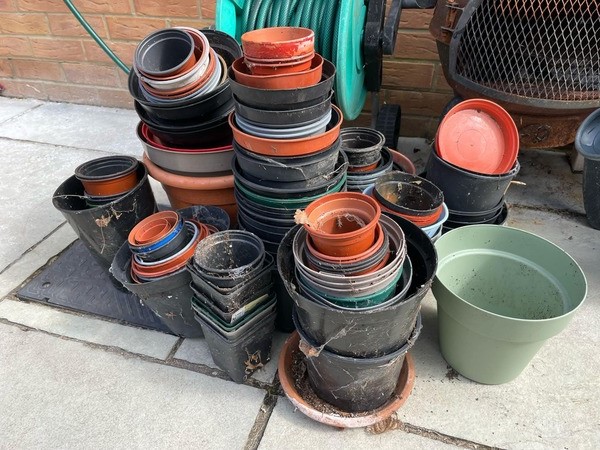 Vous avez des pots en plastique qui traînent Ne les jetez pas, transformez-les en objets utiles