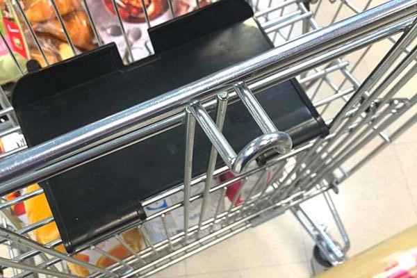 À quoi sert vraiment la boucle dans le caddie du supermarché ?