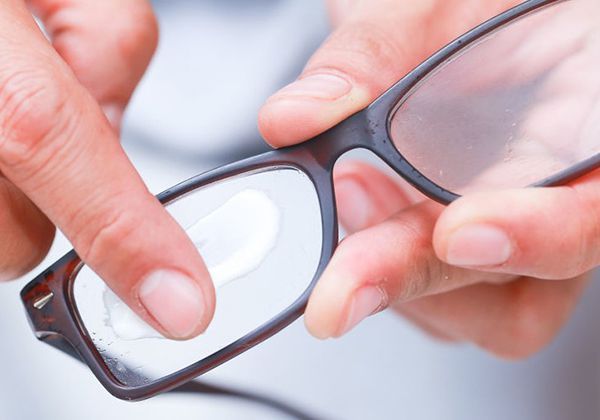Comment enlever des rayures sur des lunettes