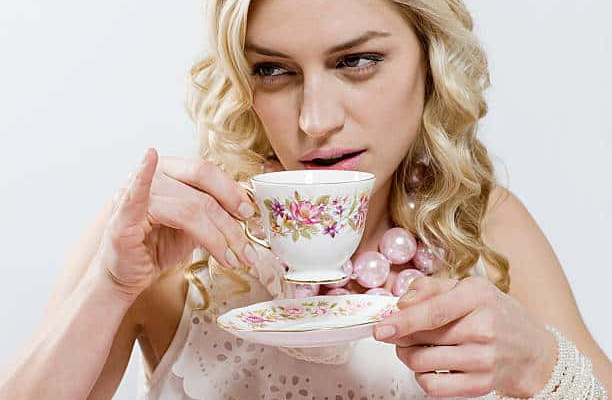 Pourquoi boit-on son thé ou son café avec le petit doigt en l’air